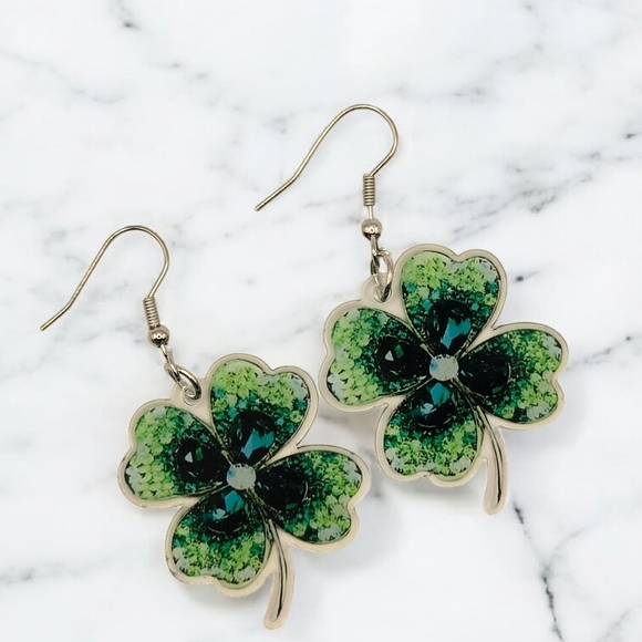 St. Patrick's DAY Heart Shaped Shamrock Acrylic Dangle Earrings Multi Green Colo - Picture 3 of 4